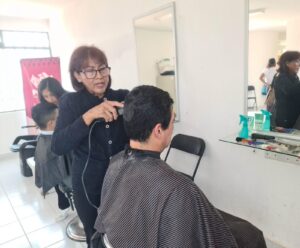 Ofrecen cursos gratuitos para el desarrollo y autoempleo en Puebla Corte de cabello