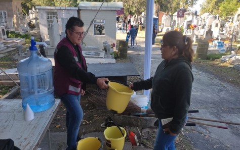 Operativo especial en el Panteón Municipal por el Día de las Madres_foto1