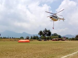 Supervisan avance del combate a incendio en Jilotzingo, Zacatlán Helicóptero