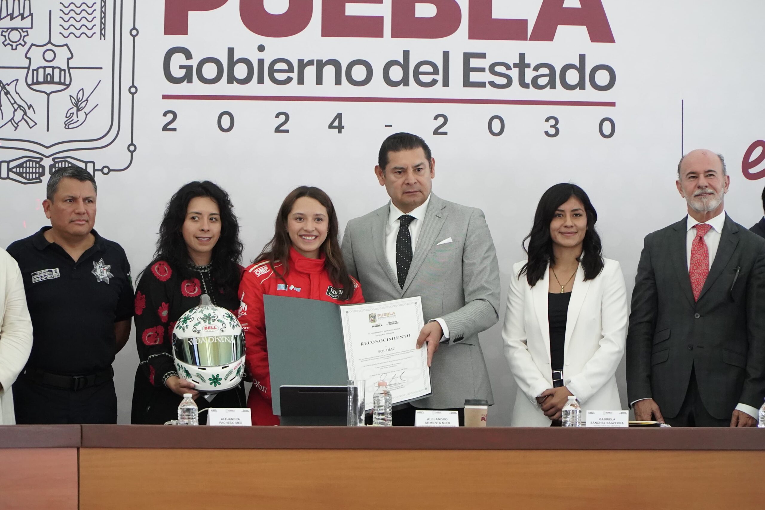 Gobierno reconoce a Sol Díaz, piloto poblana de 13 años
