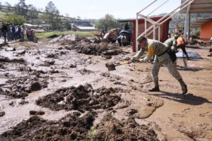 Alejandro Armenta supervisa daños por inundaciones en Ajolotla Militares