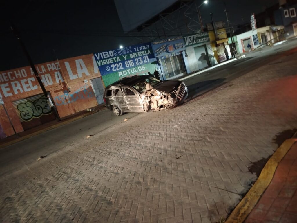 Conductor en presunto estado de ebriedad provocó aparatoso choque en San Pedro Cholula Camioneta