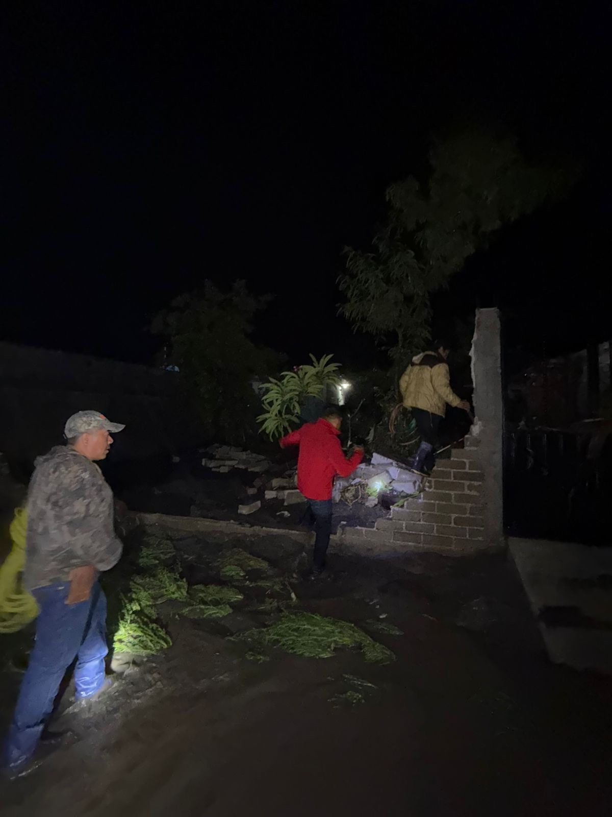 Fuerte lluvia causa fuertes afectaciones en  Izúcar de Matamoros y Tepeojuma personas
