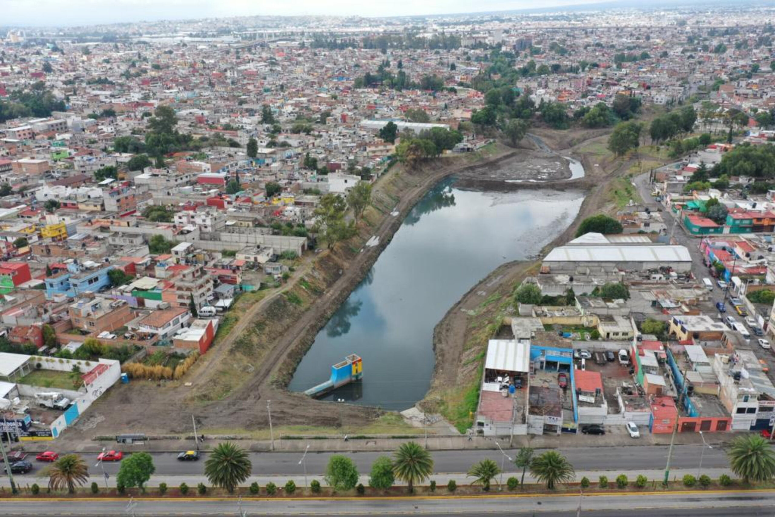El vaso regulador puente negro ayuda a la prevención de inundación en la ciudad de Puebla, se encuentra ubicado en la zona norte a un costado de la Diagonal defensores de la República.