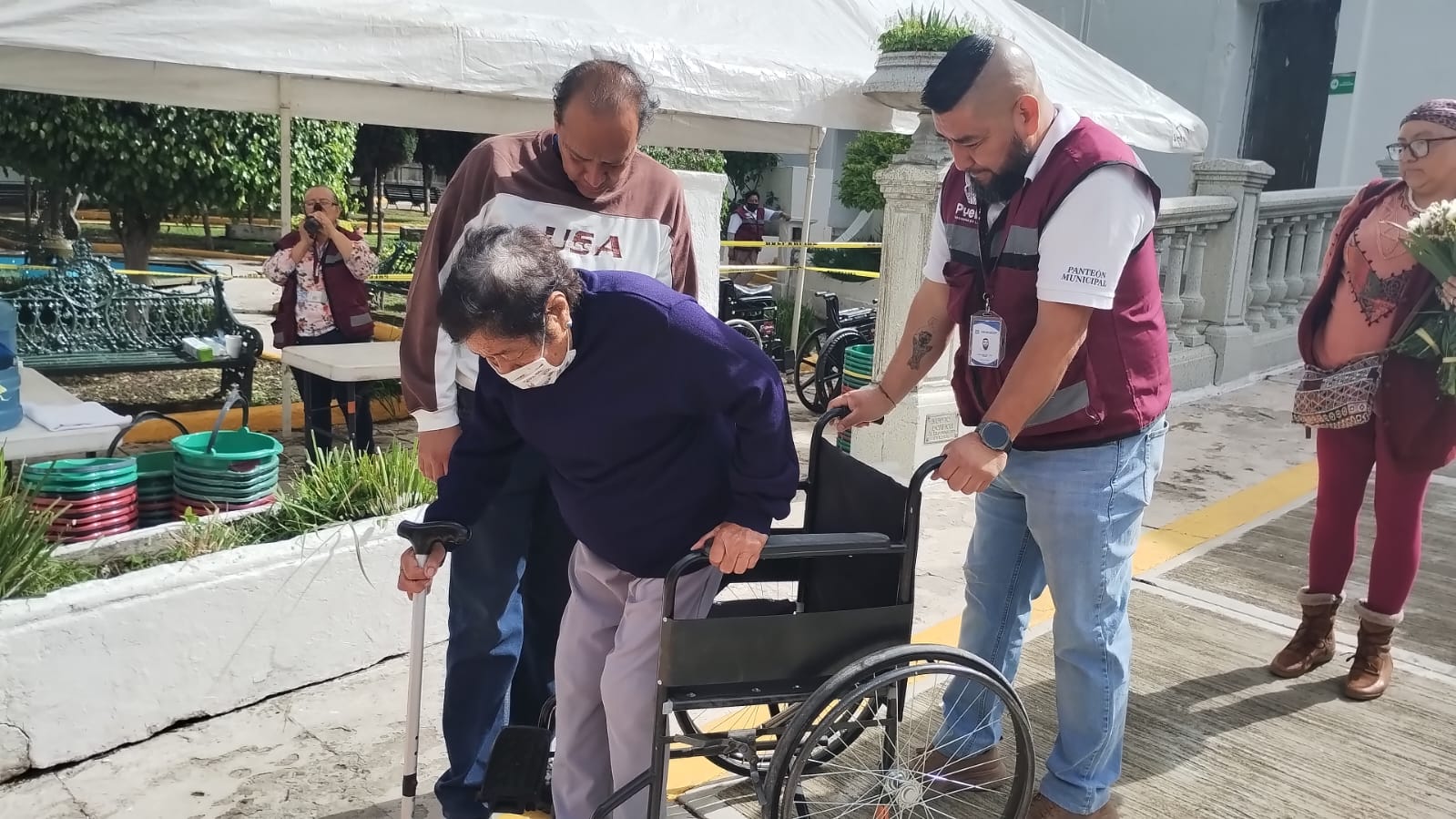 Más de 22 mil personas visitan el Panteón Municipal por el Día del Padre abuelita