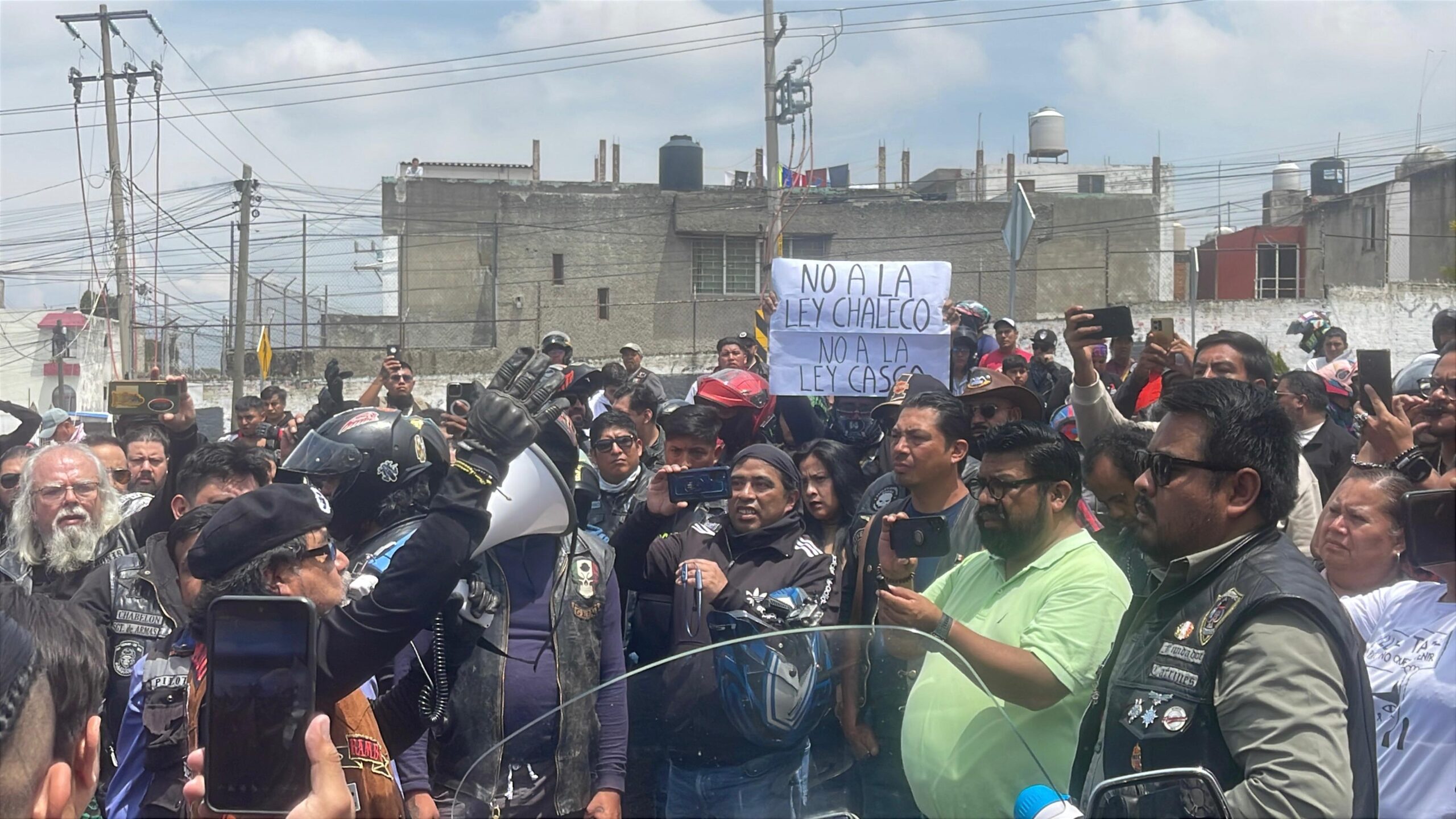 Motociclistas protestan contra la controvertida Ley Chaleco