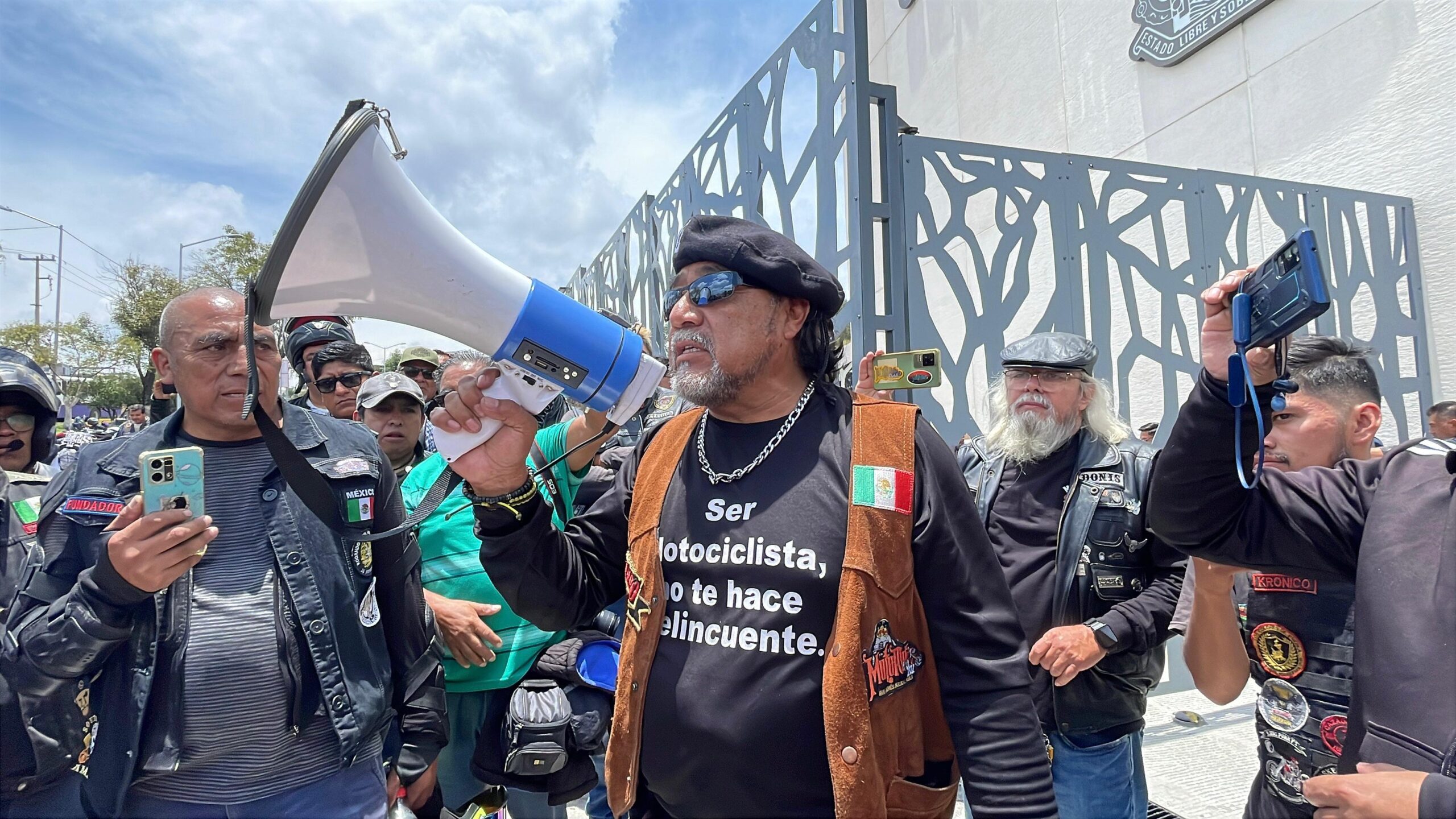 Motociclistas protestan contra la controvertida Ley Chaleco
