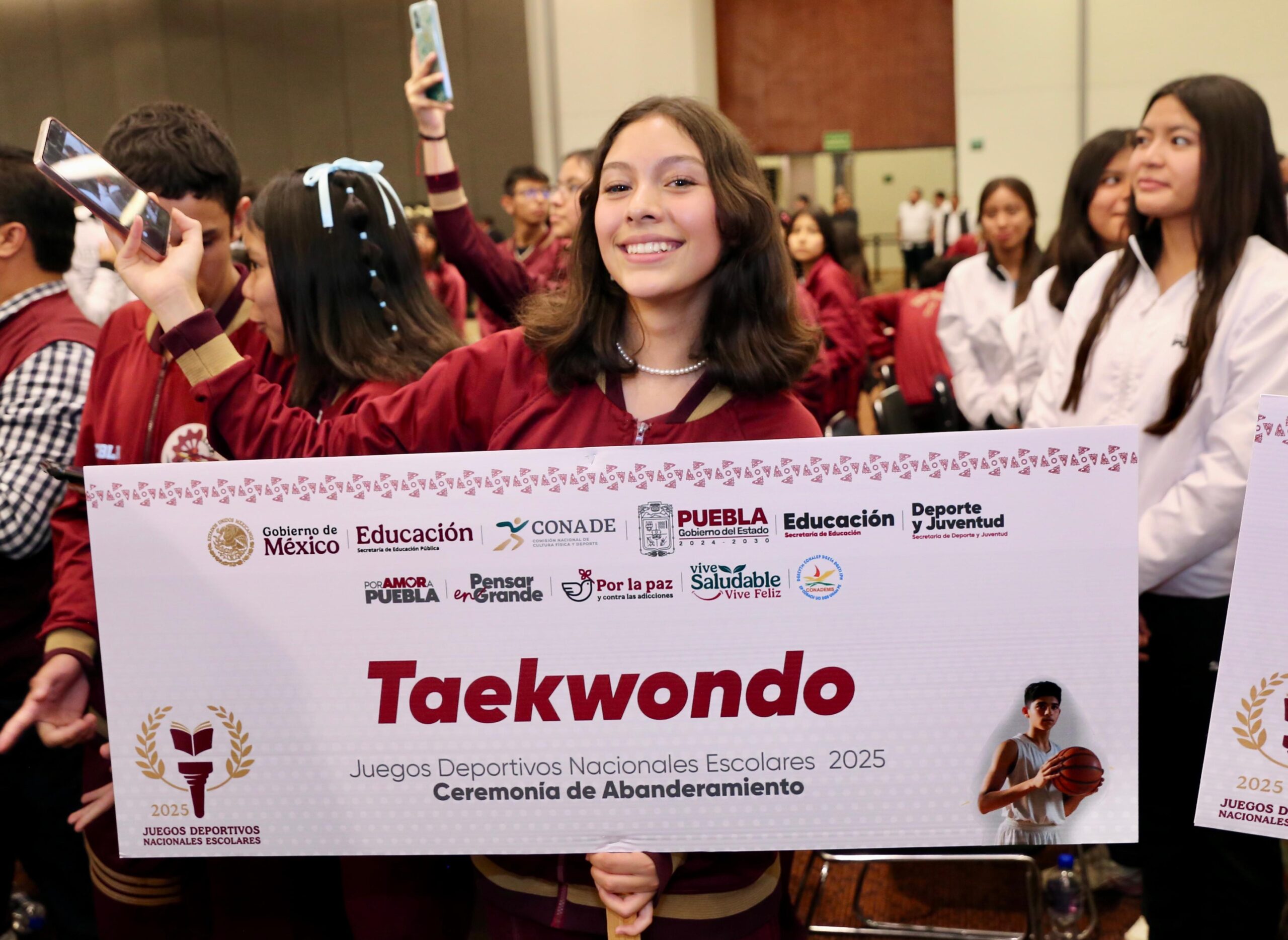 Armenta realiza abanderamiento para los Juegos Deportivos Nacionales Escolares 2025