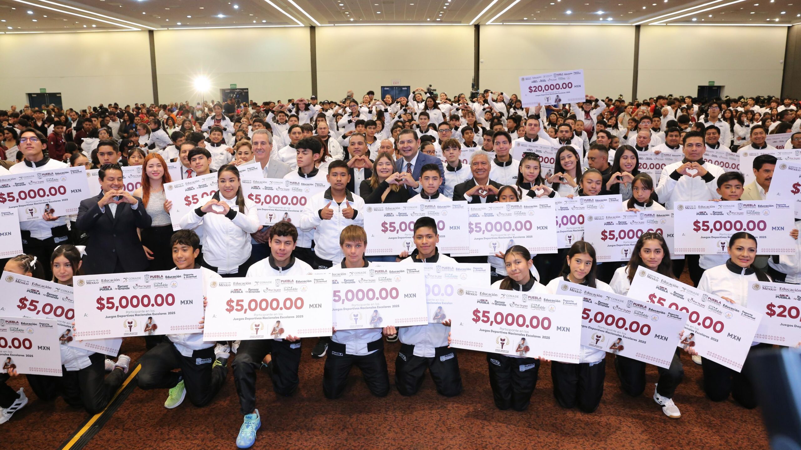 Armenta realiza abanderamiento para los Juegos Deportivos Nacionales Escolares 2025