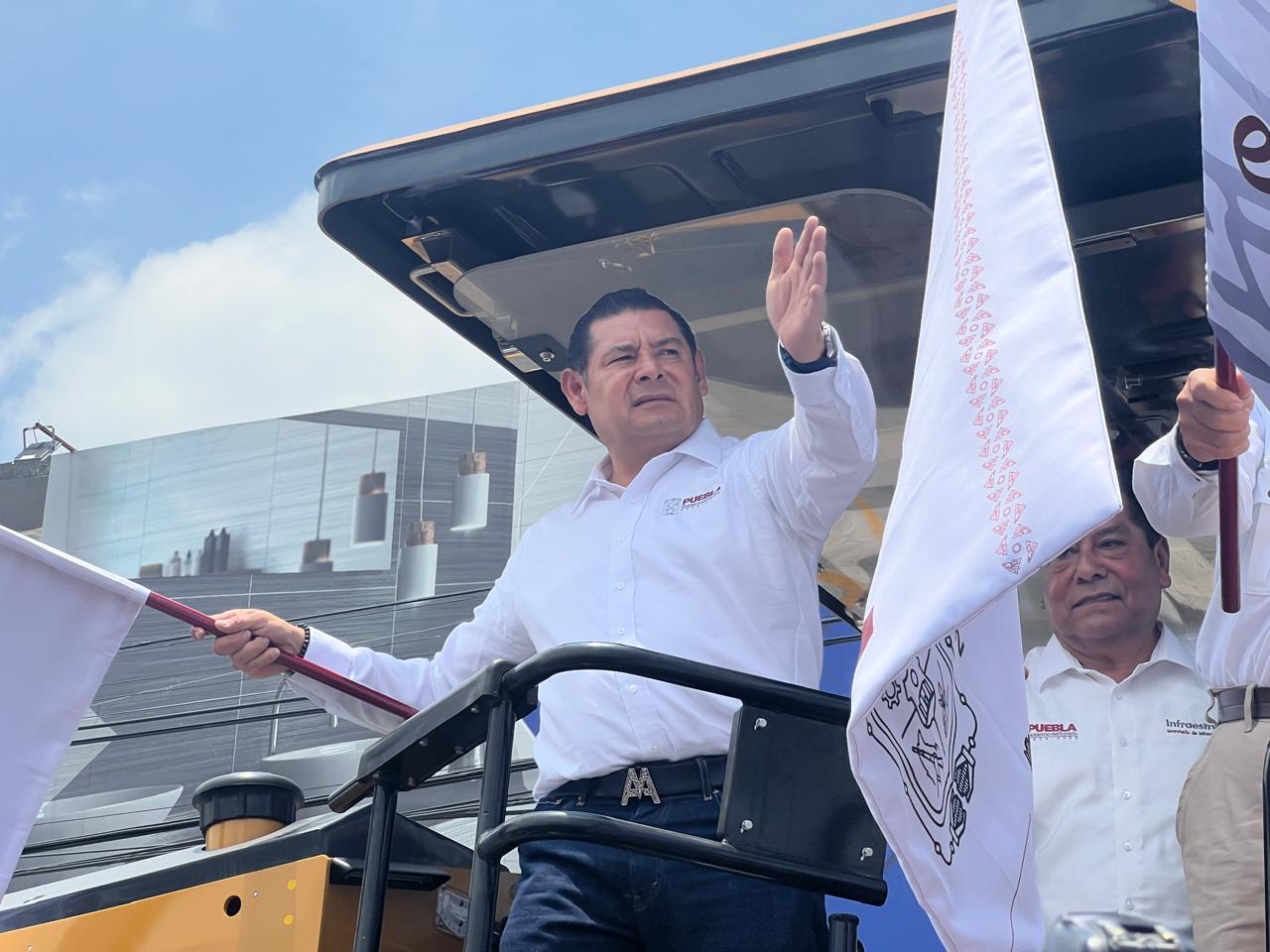 Armenta dio el banderazo de inicio para la rehabilitación de la carretera San Francisco Totimehuacan