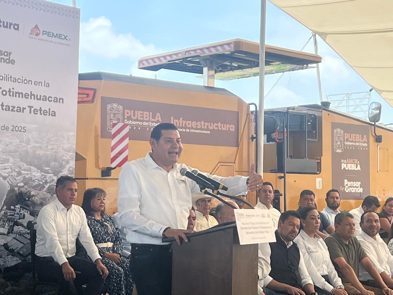 Armenta dio el banderazo de inicio para la rehabilitación de la carretera San Francisco Totimehuacan