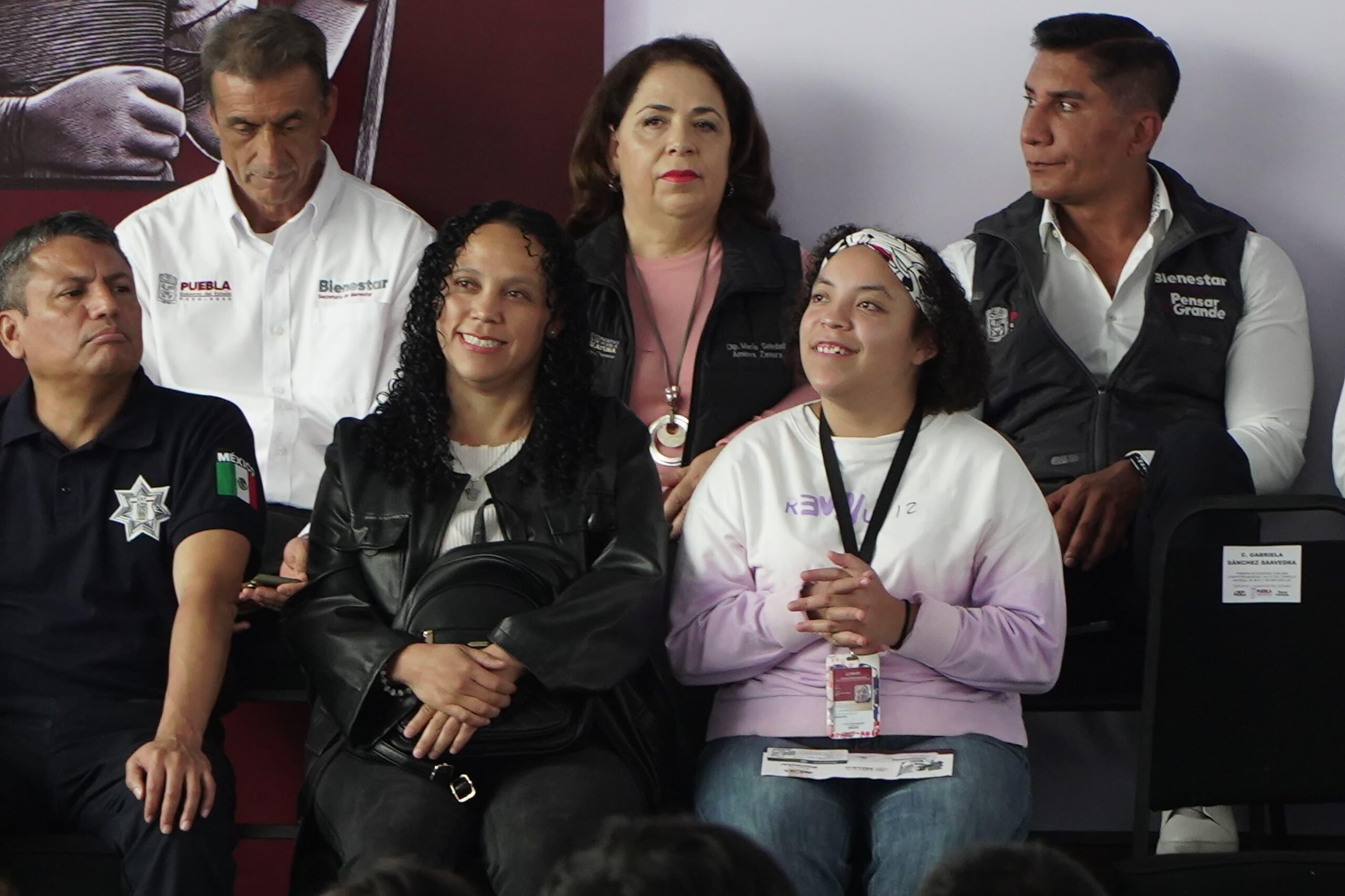 Entregan pensión a personas con discapacidad en Puebla