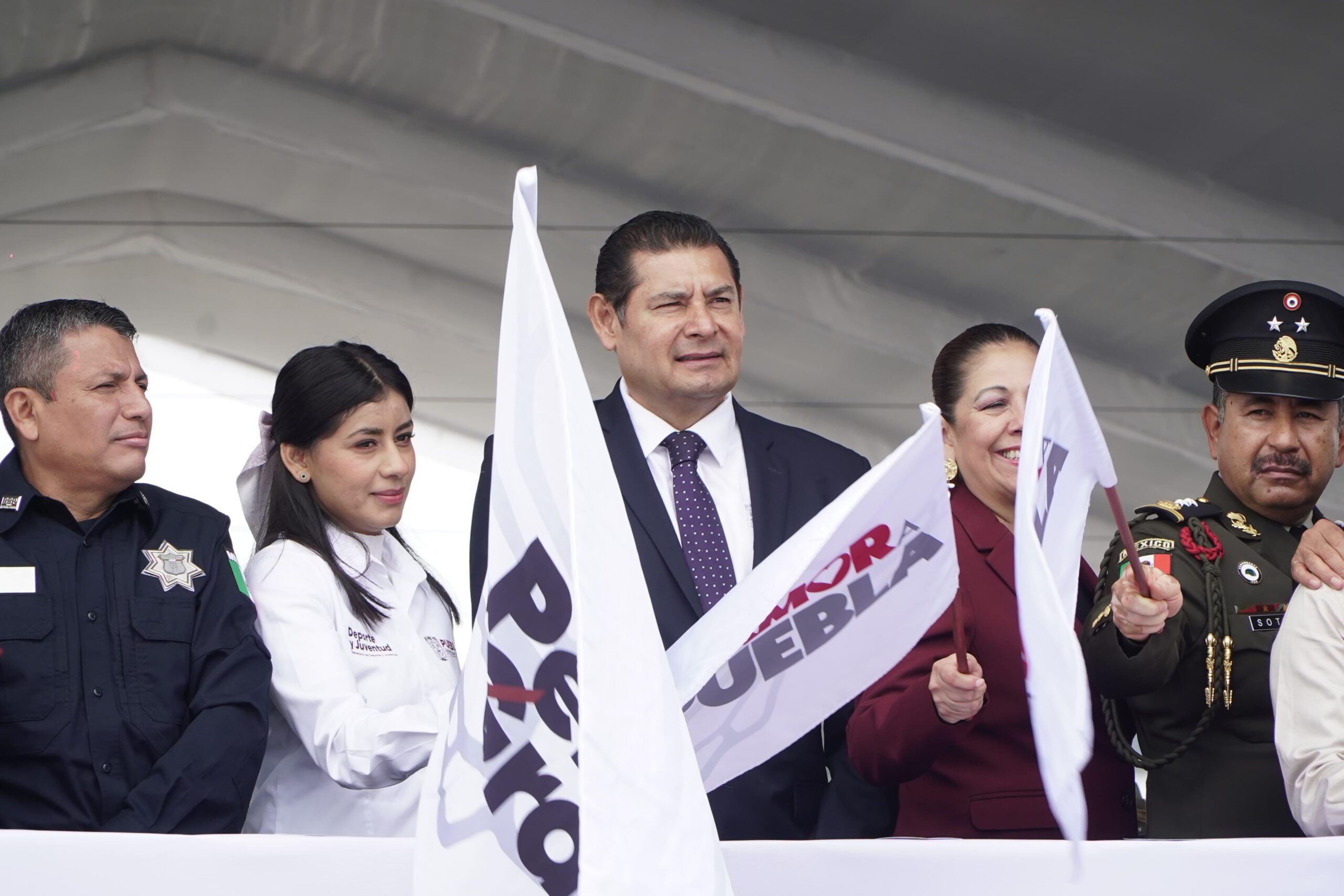 Entregan 100 patrullas y 10 torres de vigilancia en Puebla