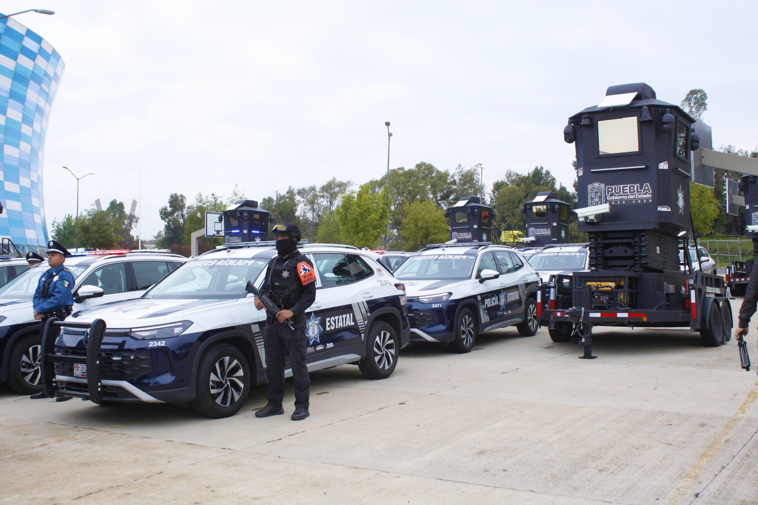 Entregan 100 patrullas y 10 torres de vigilancia en Puebla