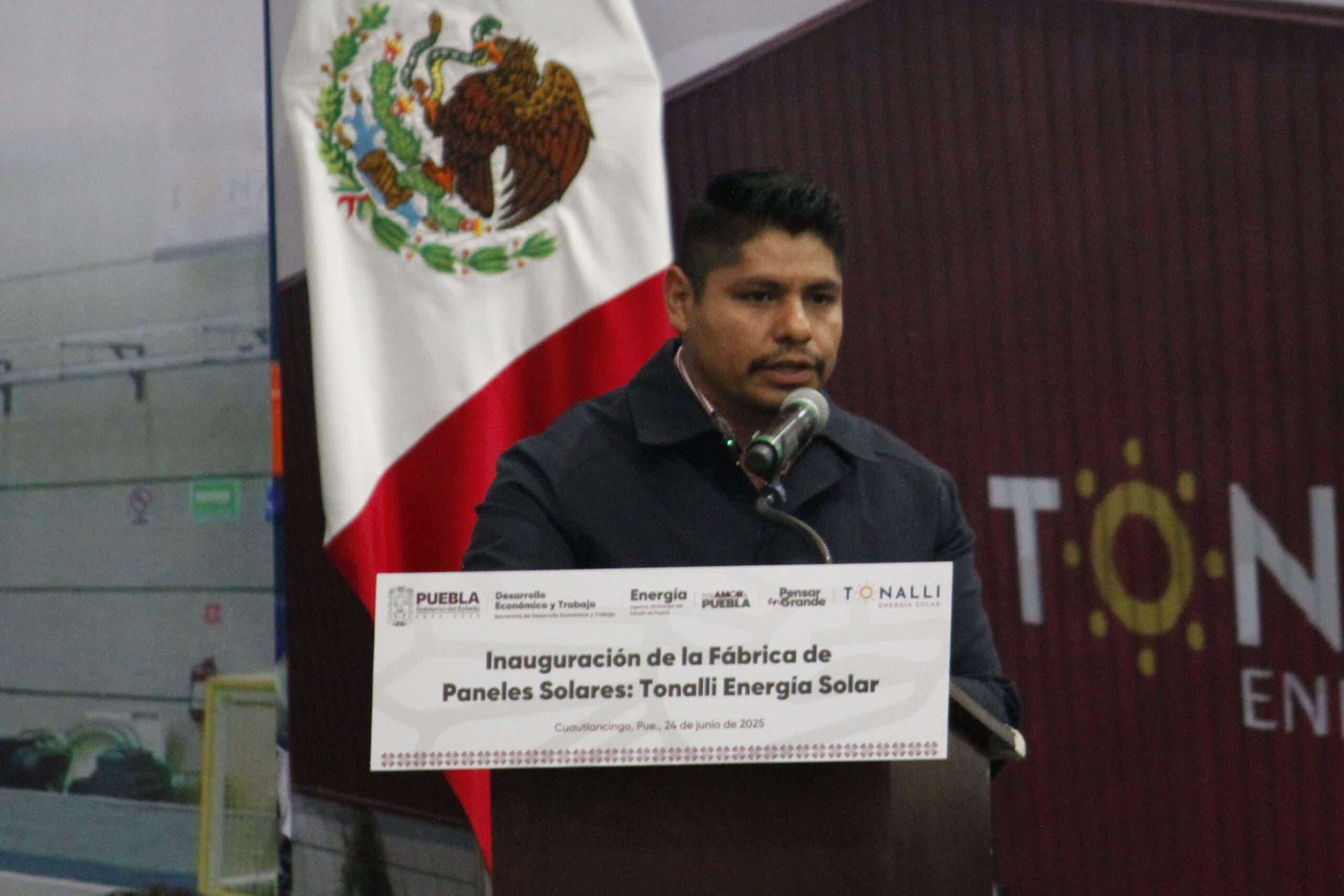 Puebla inaugura fábrica de paneles solares mexicana