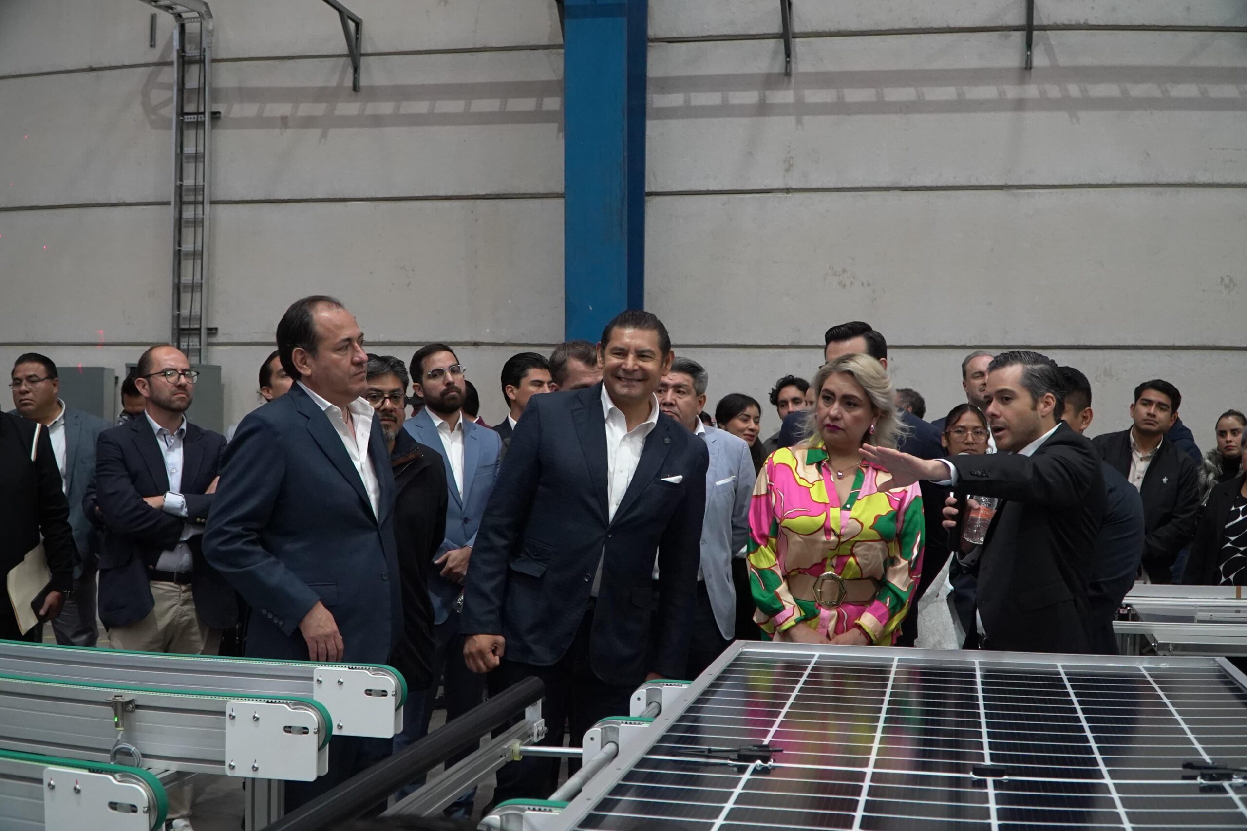 Puebla inaugura fábrica de paneles solares mexicana