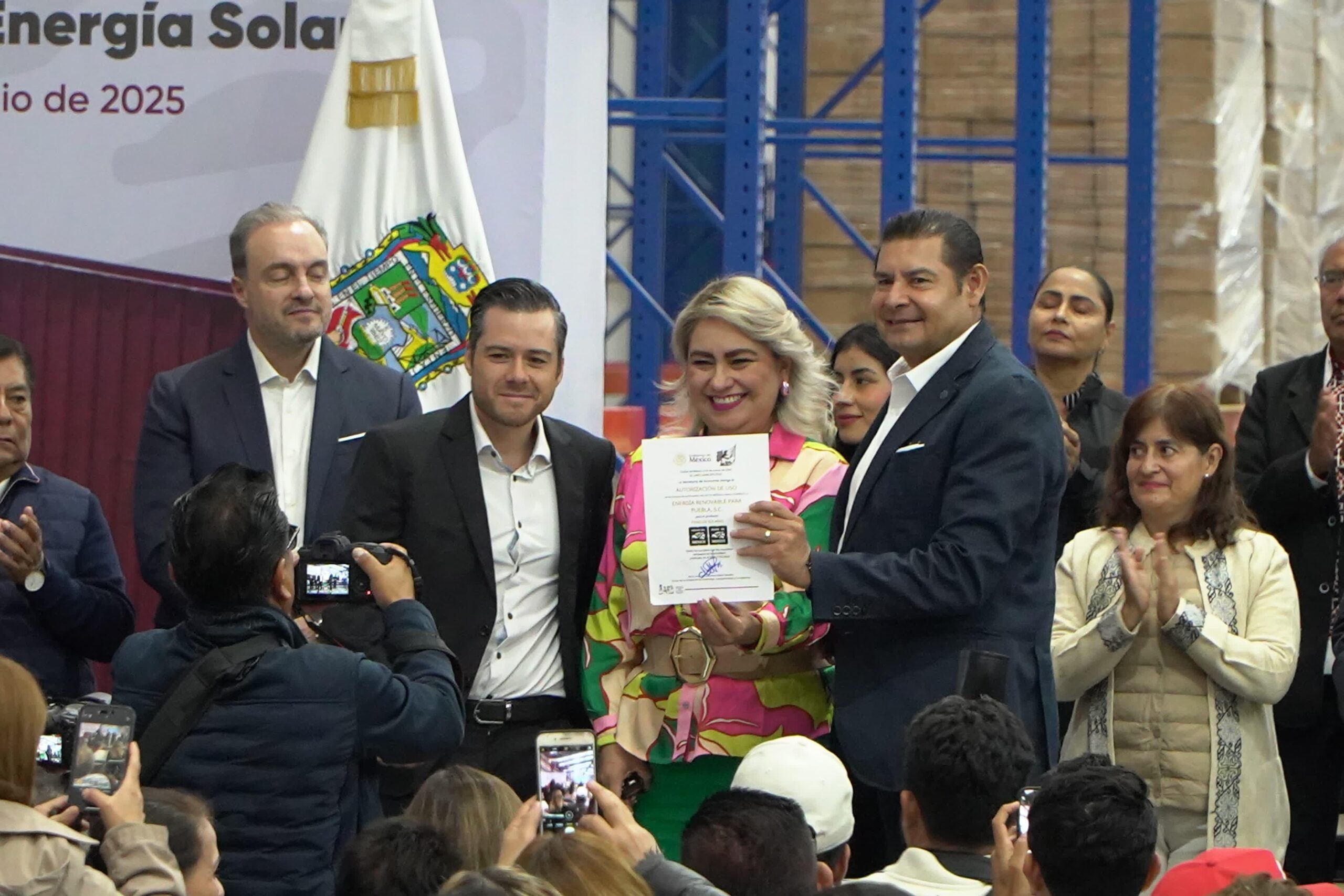 Puebla inaugura fábrica de paneles solares mexicana