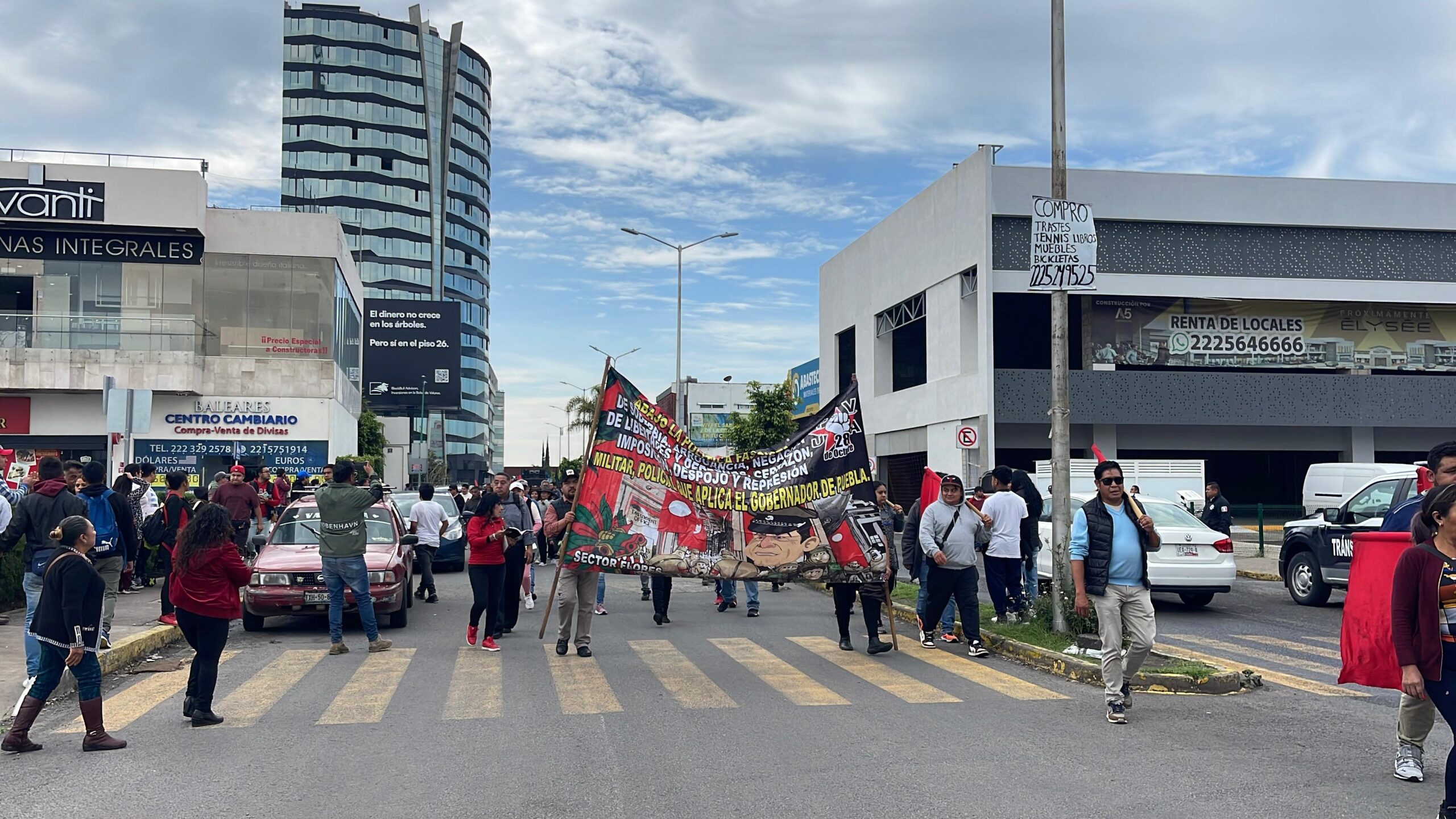 Caos vial por marcha en la Vía Atlixcáyotl
