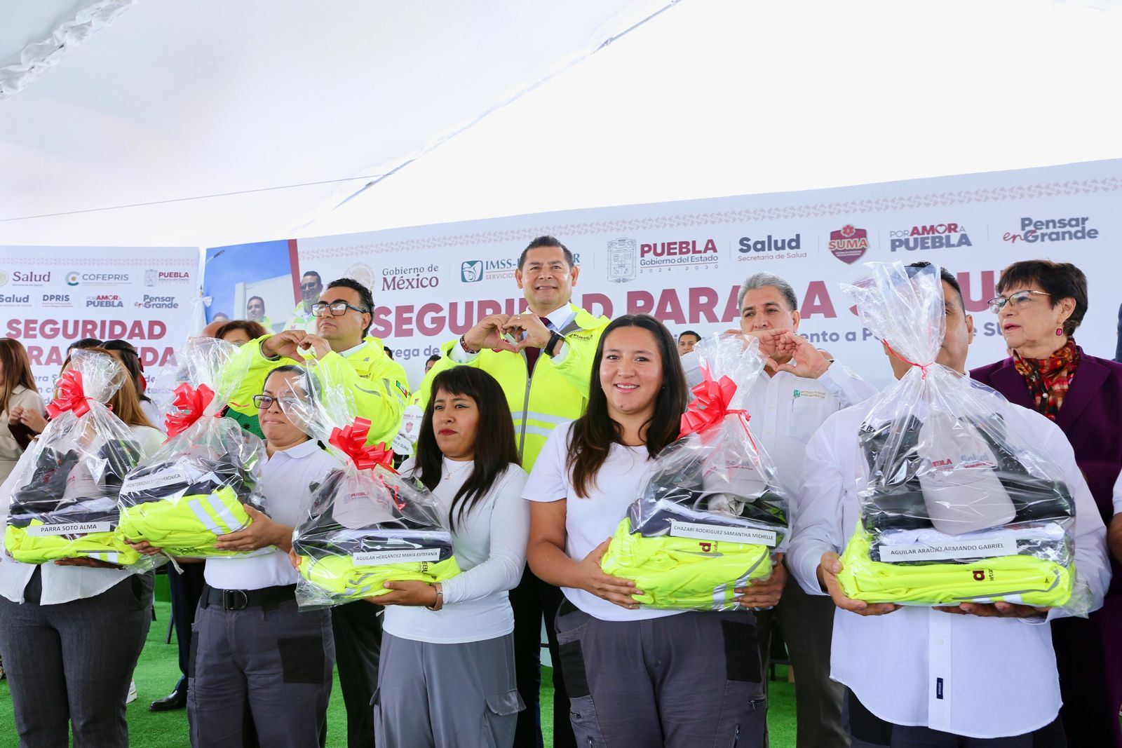Entregan equipo y vehículos para fortalecer la salud en Puebla