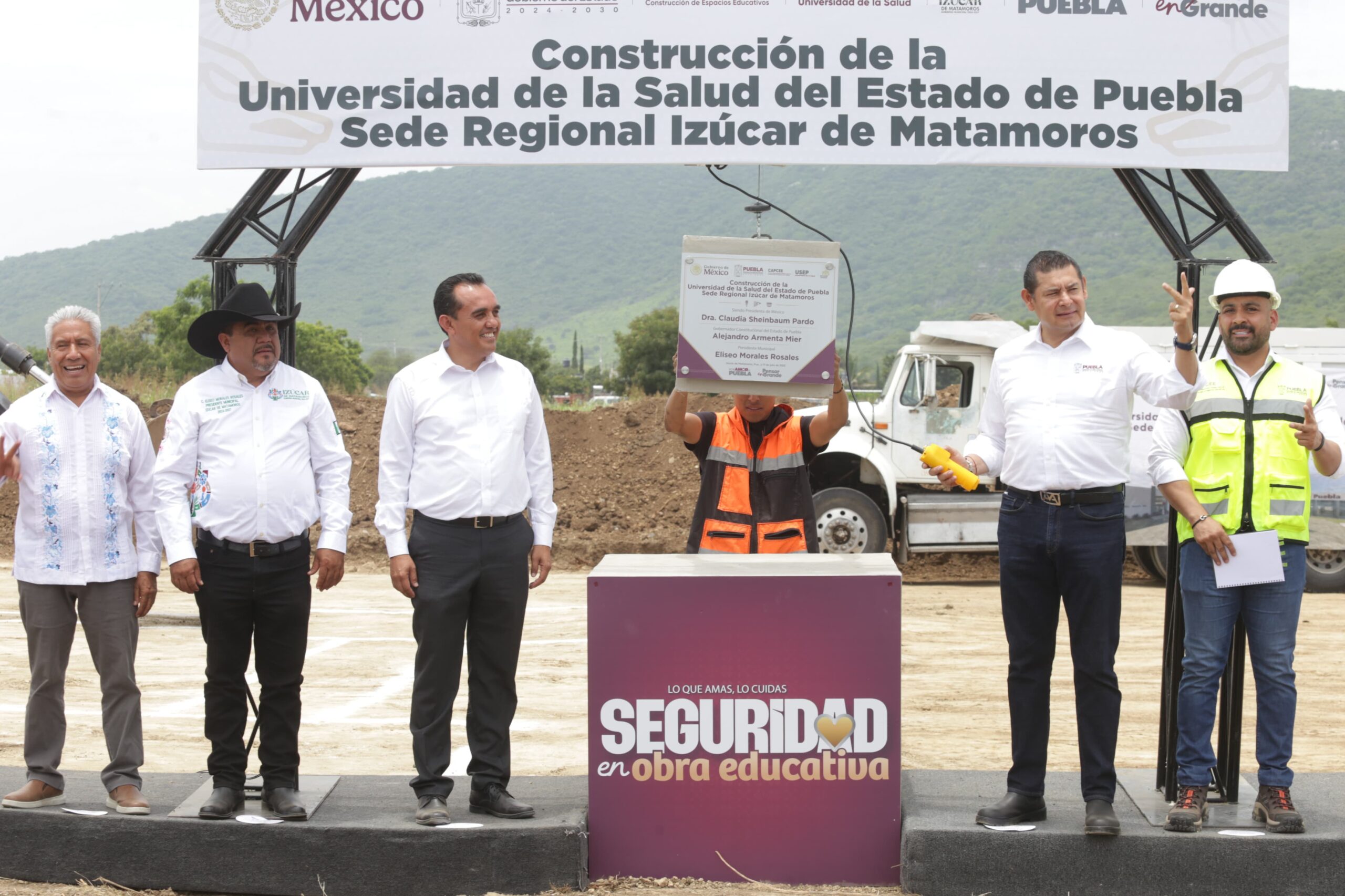 Alejandro Armenta coloca la primera piedra del nuevo campus USEP 