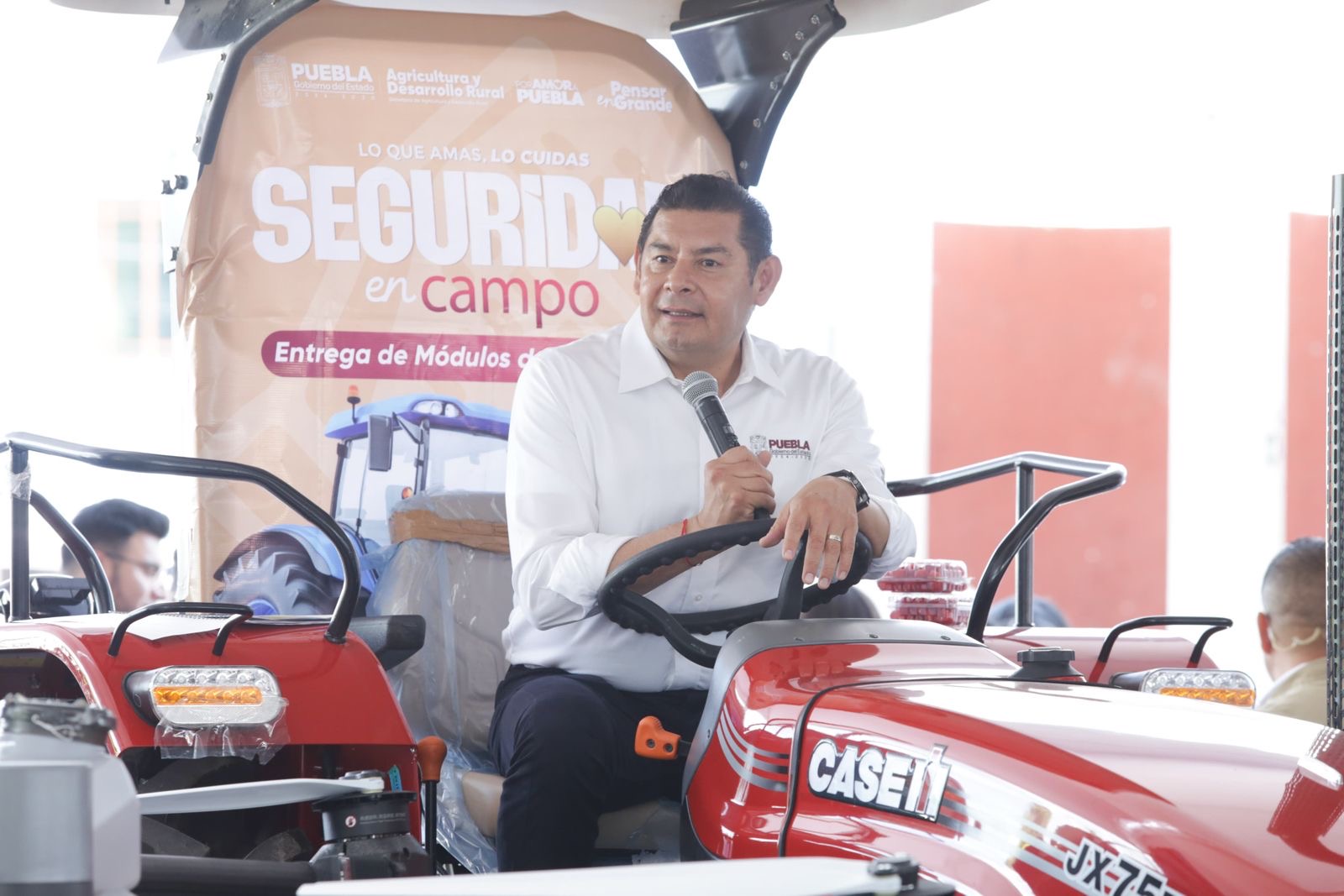 Alejandro Armenta impulsa la productividad agrícola con entrega de maquinaria y apoyos en Huejotzingo