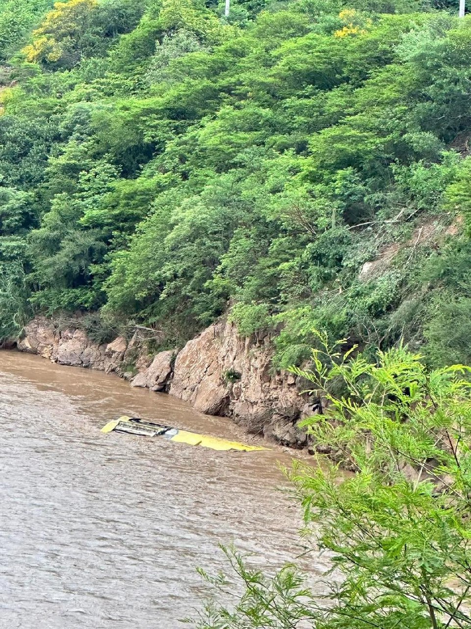 Autobús de la Línea ORO cae a un río en la carretera Puebla-Tlapa Foto