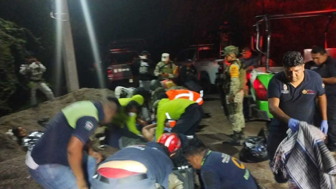 Autobús de la Línea ORO cae a un río en la carretera Puebla-Tlapa Rescatados