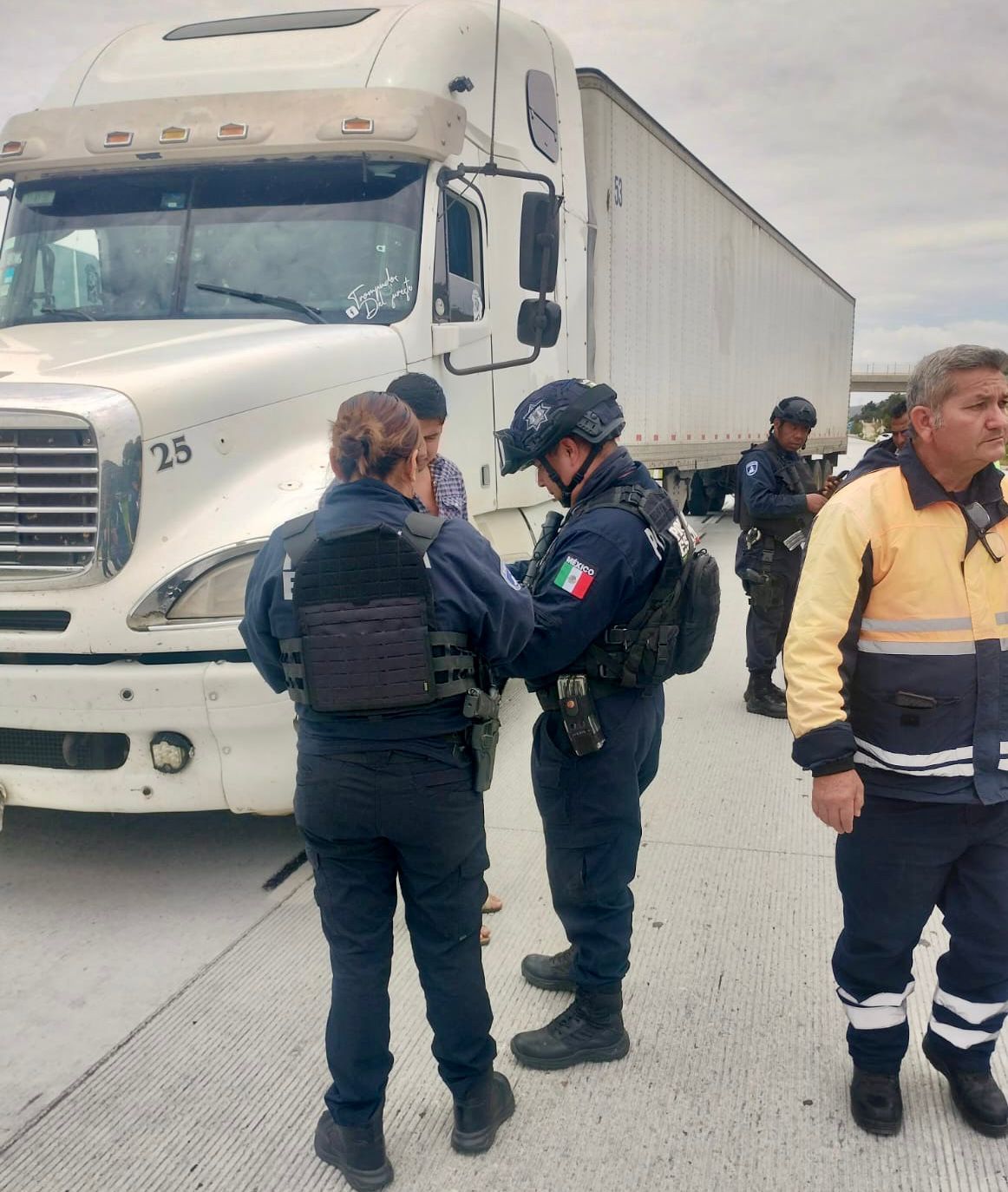 Autoridades estatales frustran robo de tractocamión y localizan a dos mujeres reportadas como no localizadas