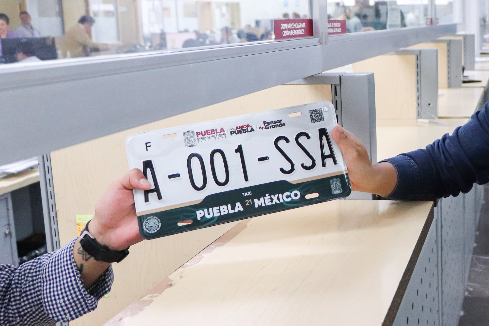 Avanza la revista vehicular en Puebla, más de 500 unidades atendidas en la primera semana placa