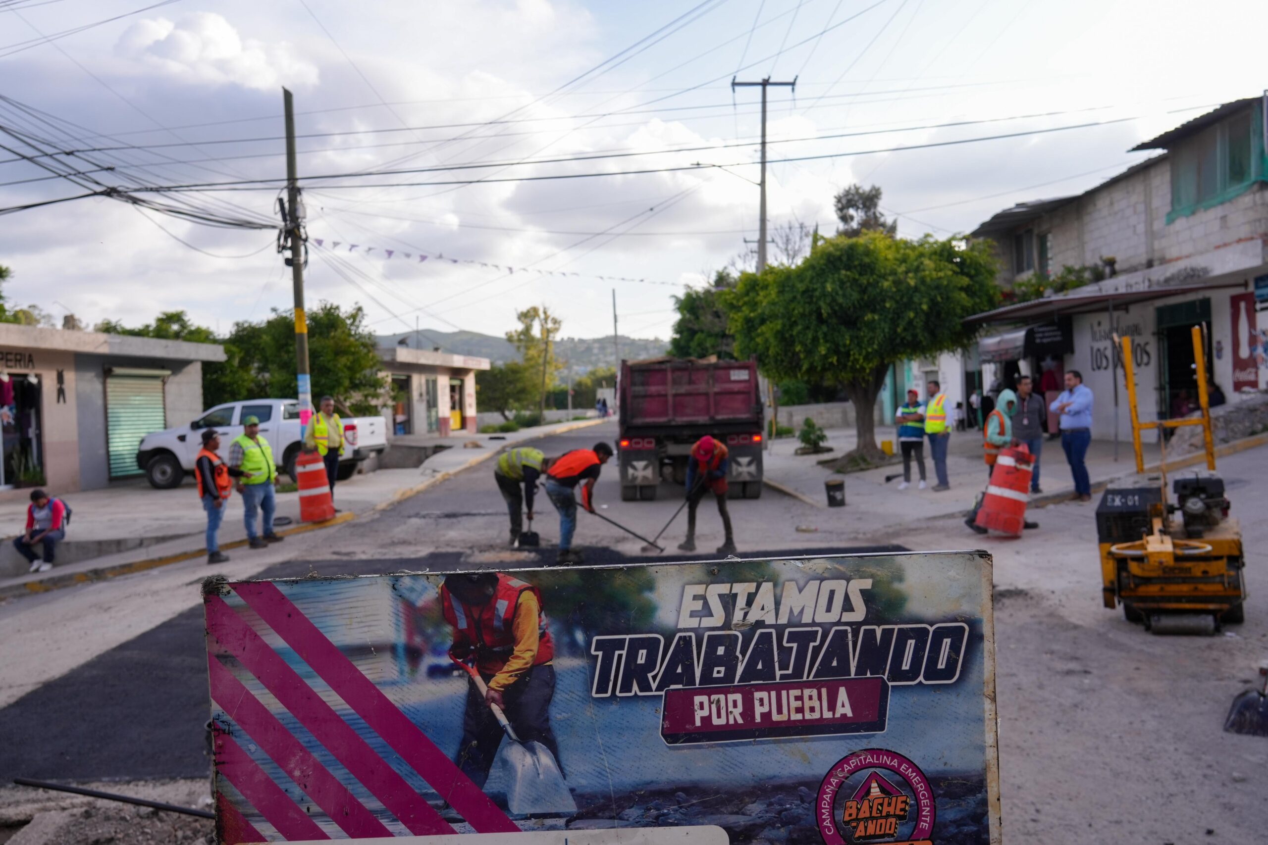 Ayuntamiento avanza con campaña de Bacheo en San Andrés Azumiatla brigada