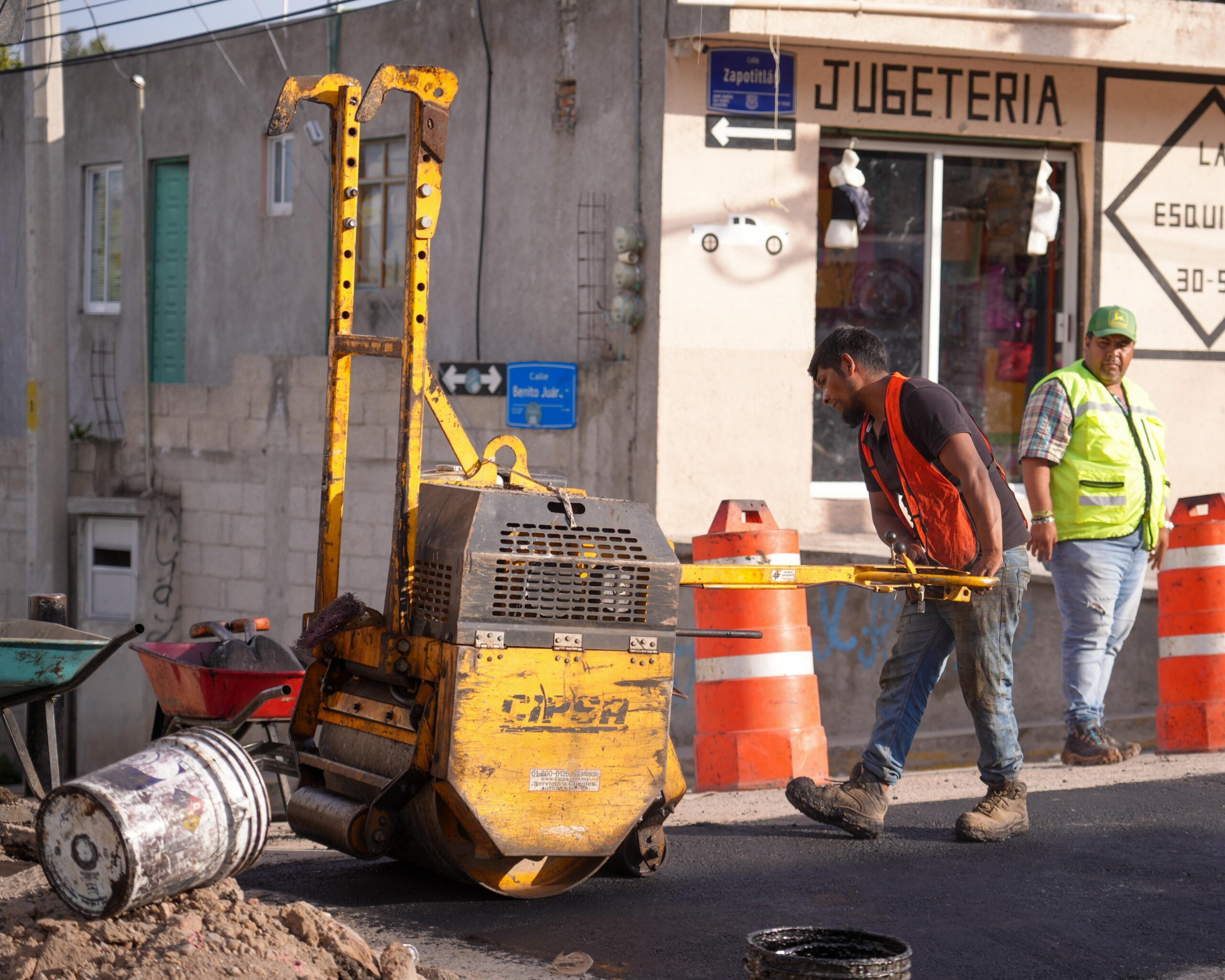 Ayuntamiento avanza con campaña de Bacheo en San Andrés Azumiatla trabajadores