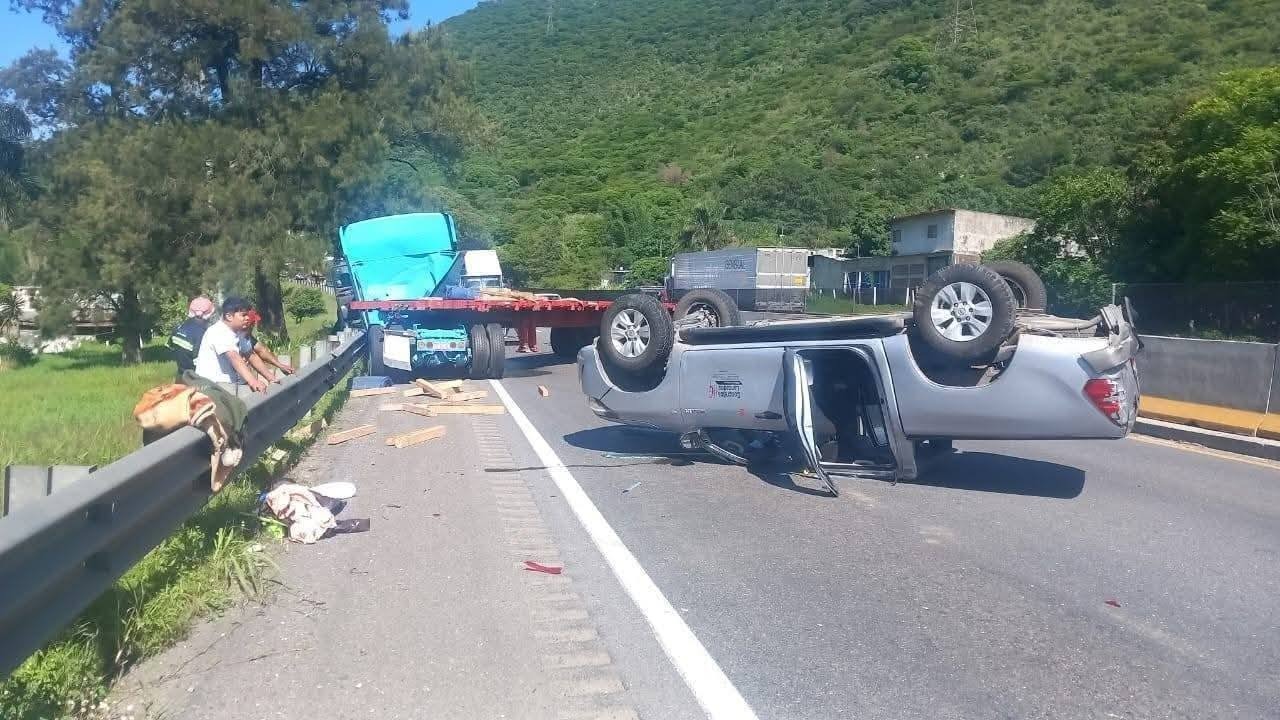 Camioneta vuelca tras ser impactada por tráiler en la autopista Puebla-Orizaba; dos mujeres resultan lesionadas