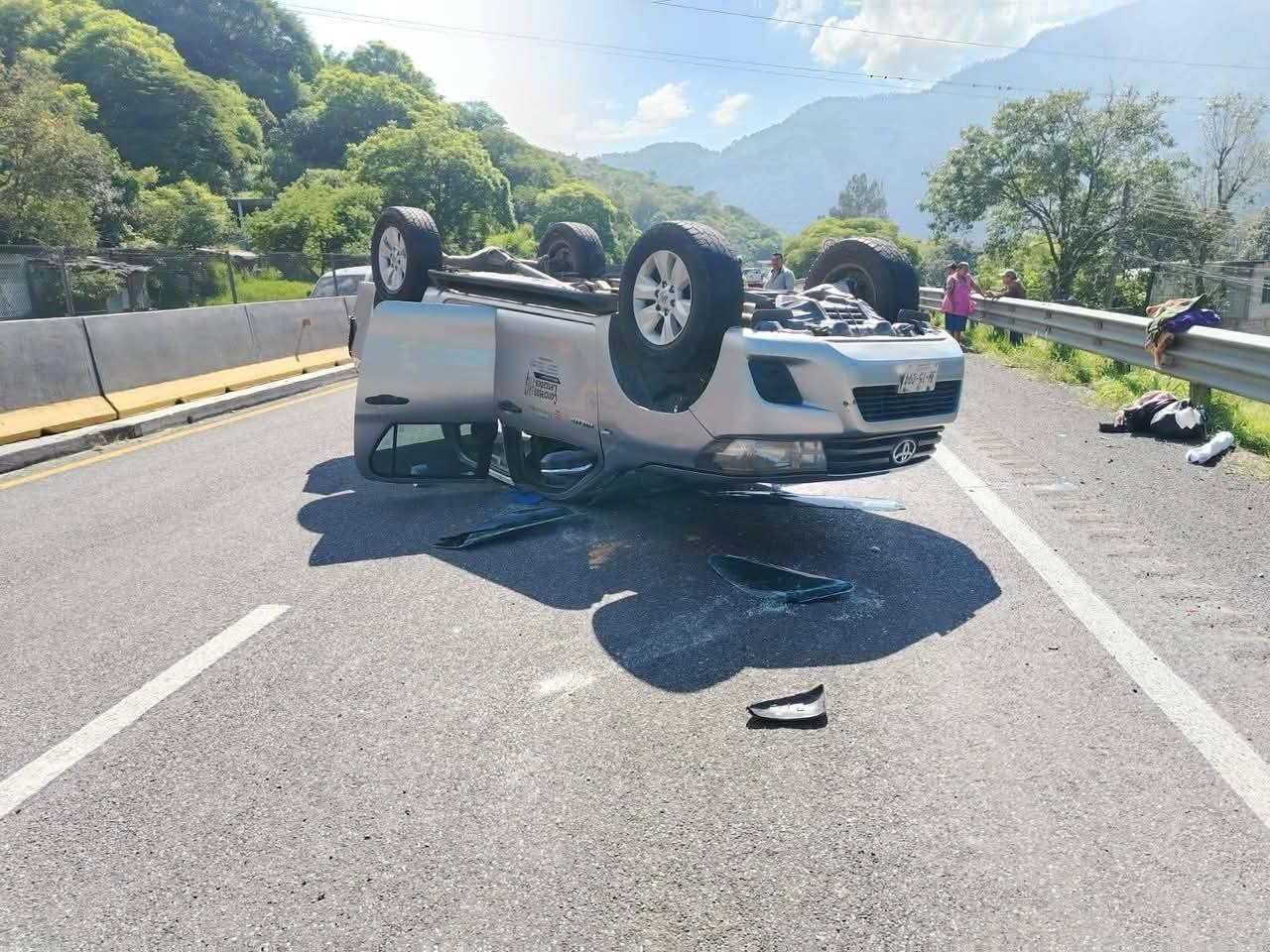 Camioneta vuelca tras ser impactada por tráiler en la autopista Puebla-Orizaba; dos mujeres resultan lesionadas