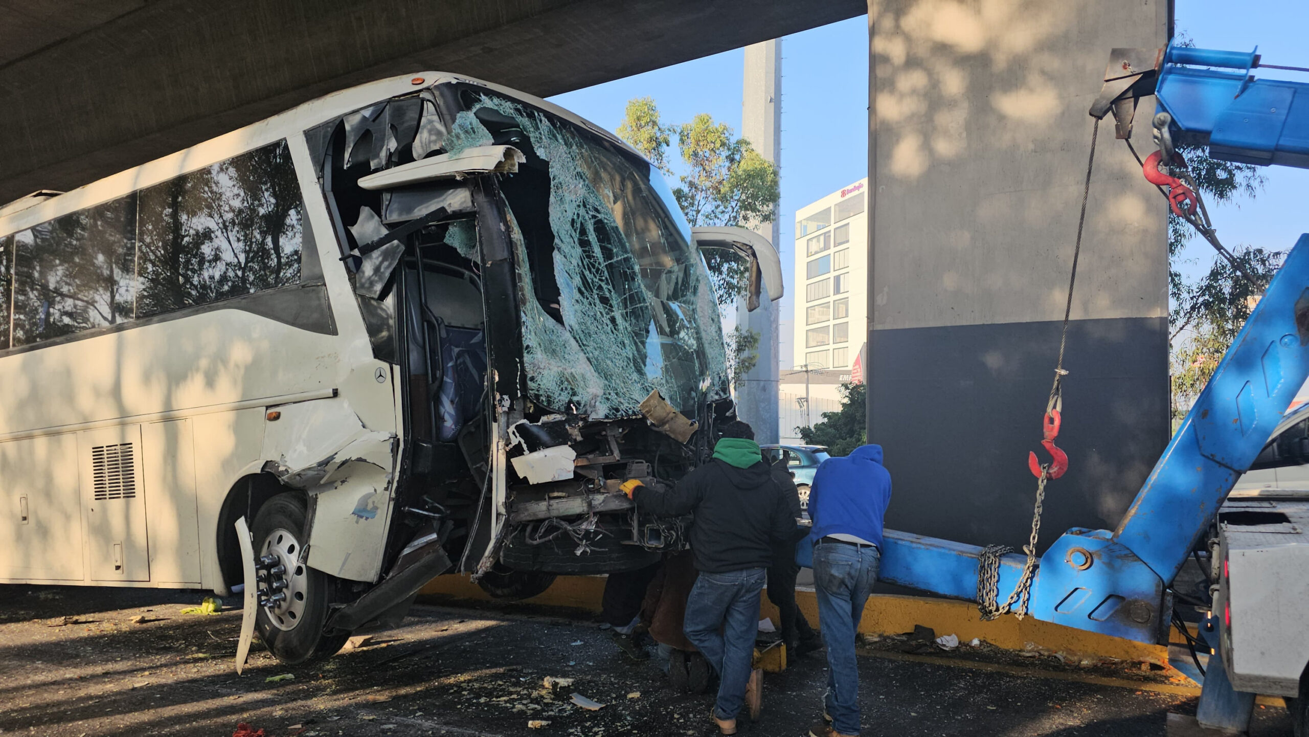 Choque de autobús turístico causó caos en la México - Puebla foto