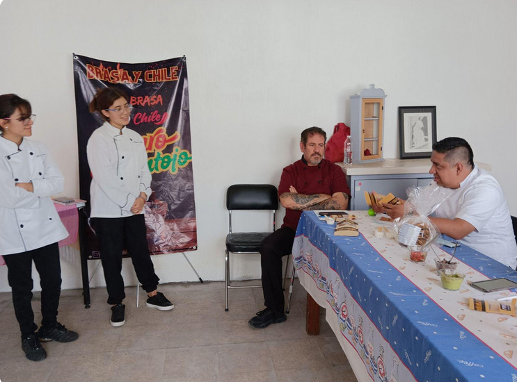 Estudiantes del CECADE participan en concurso de emprendimiento con yogurt artesanal saludable
