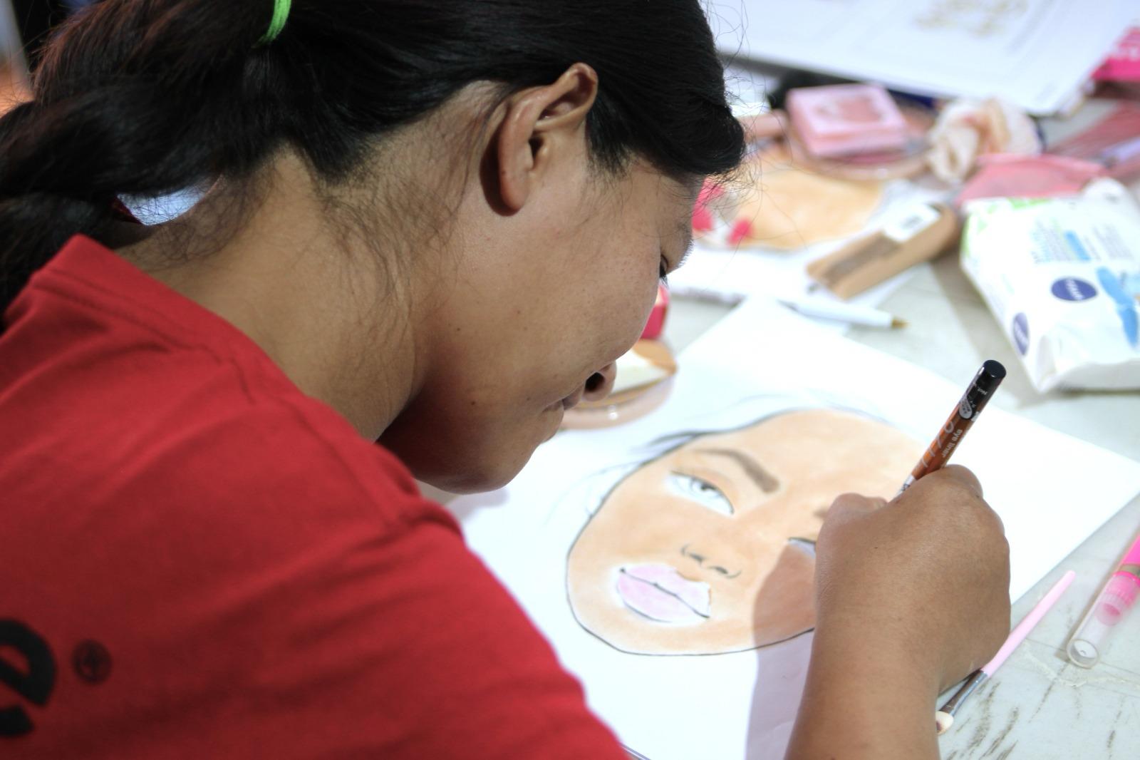 Mujeres de Ignacio Romero Vargas reciben curso gratuito de maquillaje para impulsar su desarrollo personal y económico