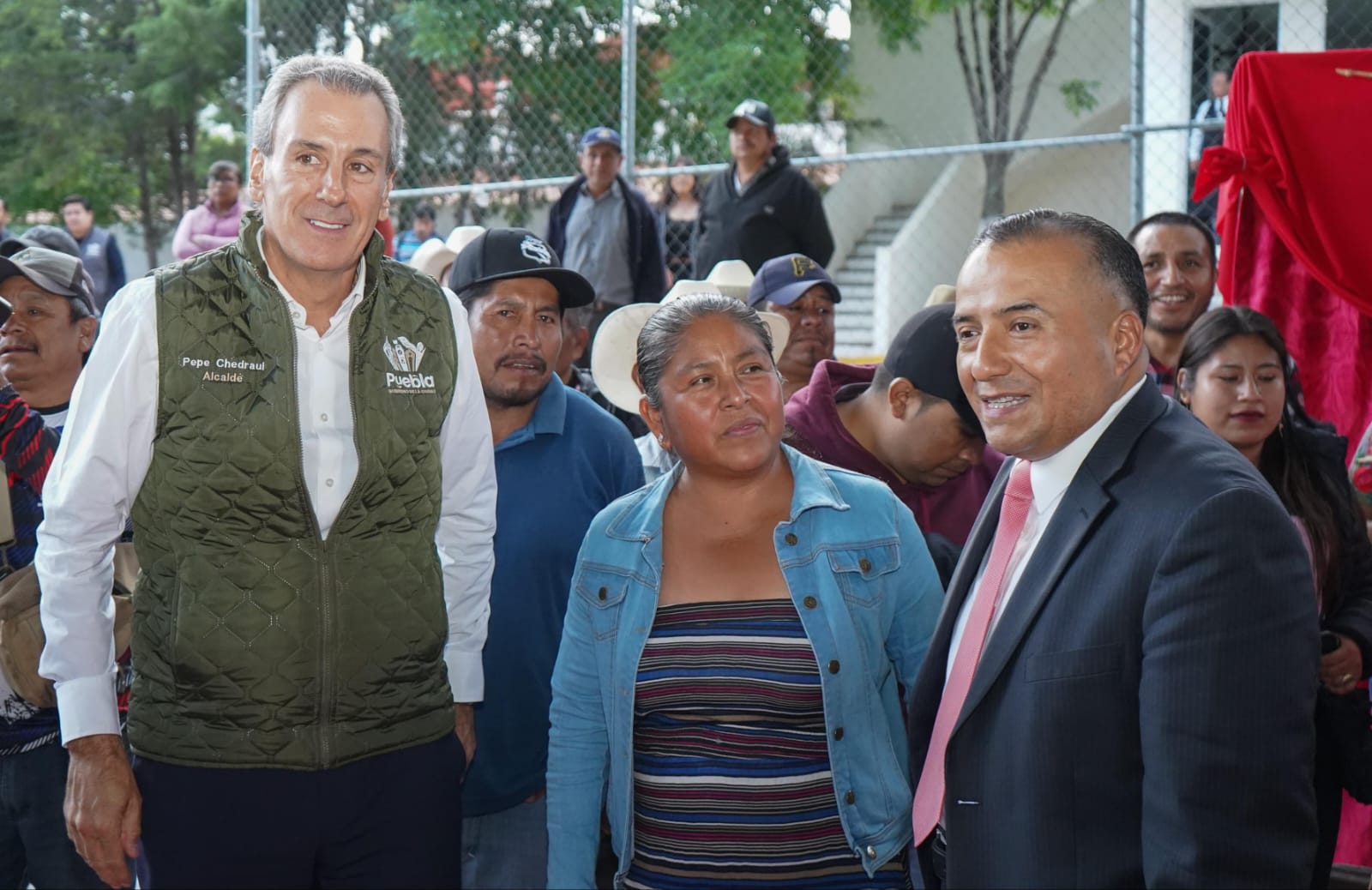 Pepe Chedraui ilumina San Andrés Azumiatla con estrategia “Puebla Brilla”.