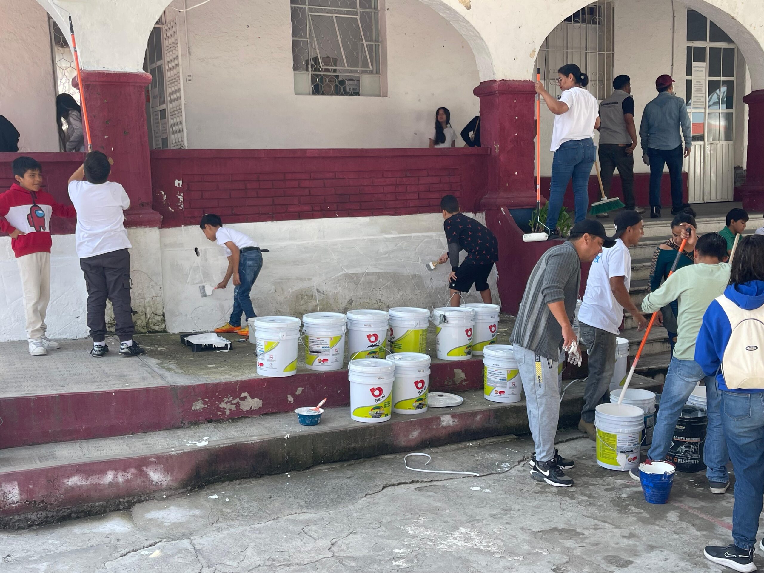 Gobierno y comunidad limpian escuela en La Libertad