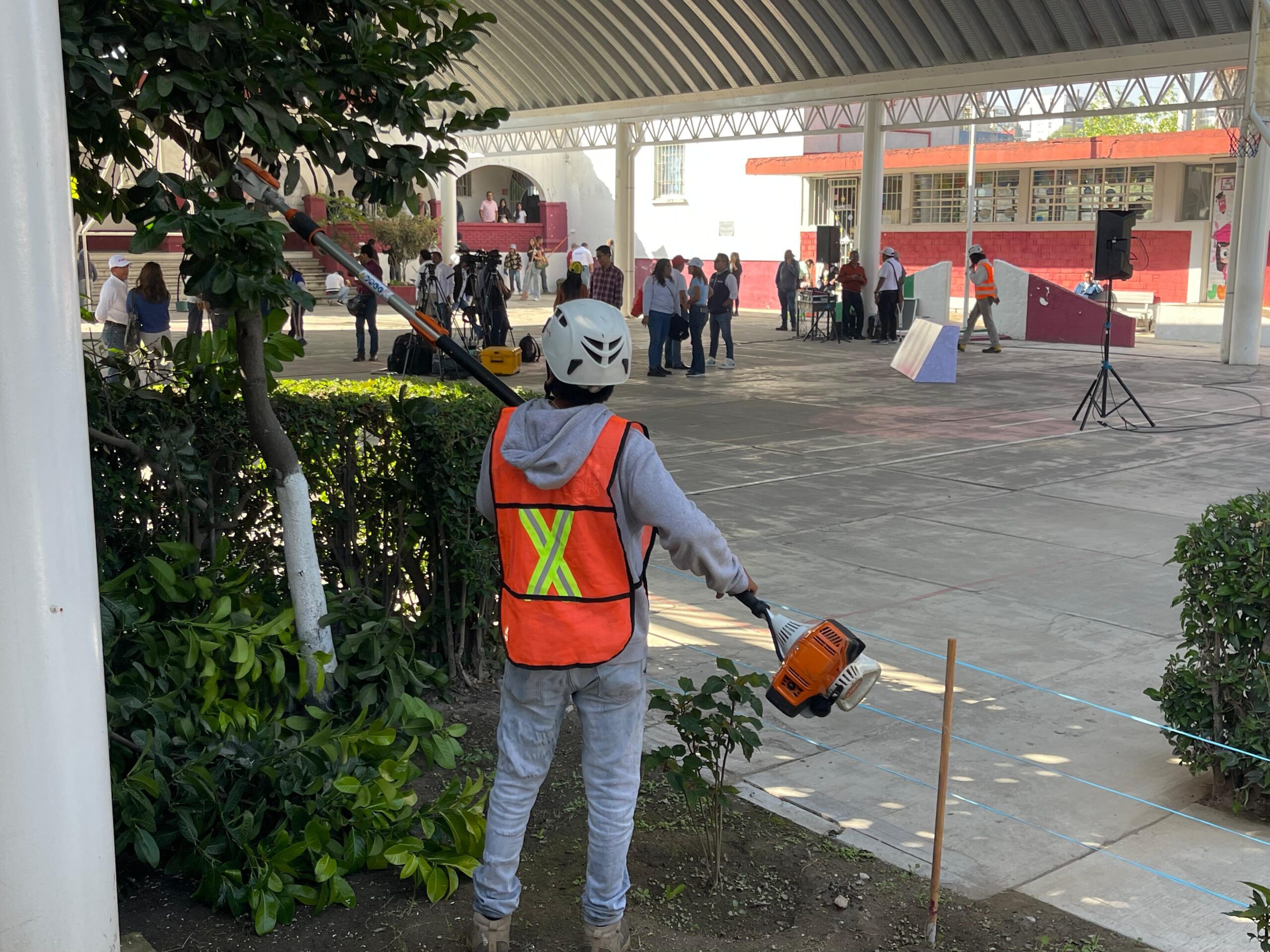 Gobierno y comunidad limpian escuela en La Libertad