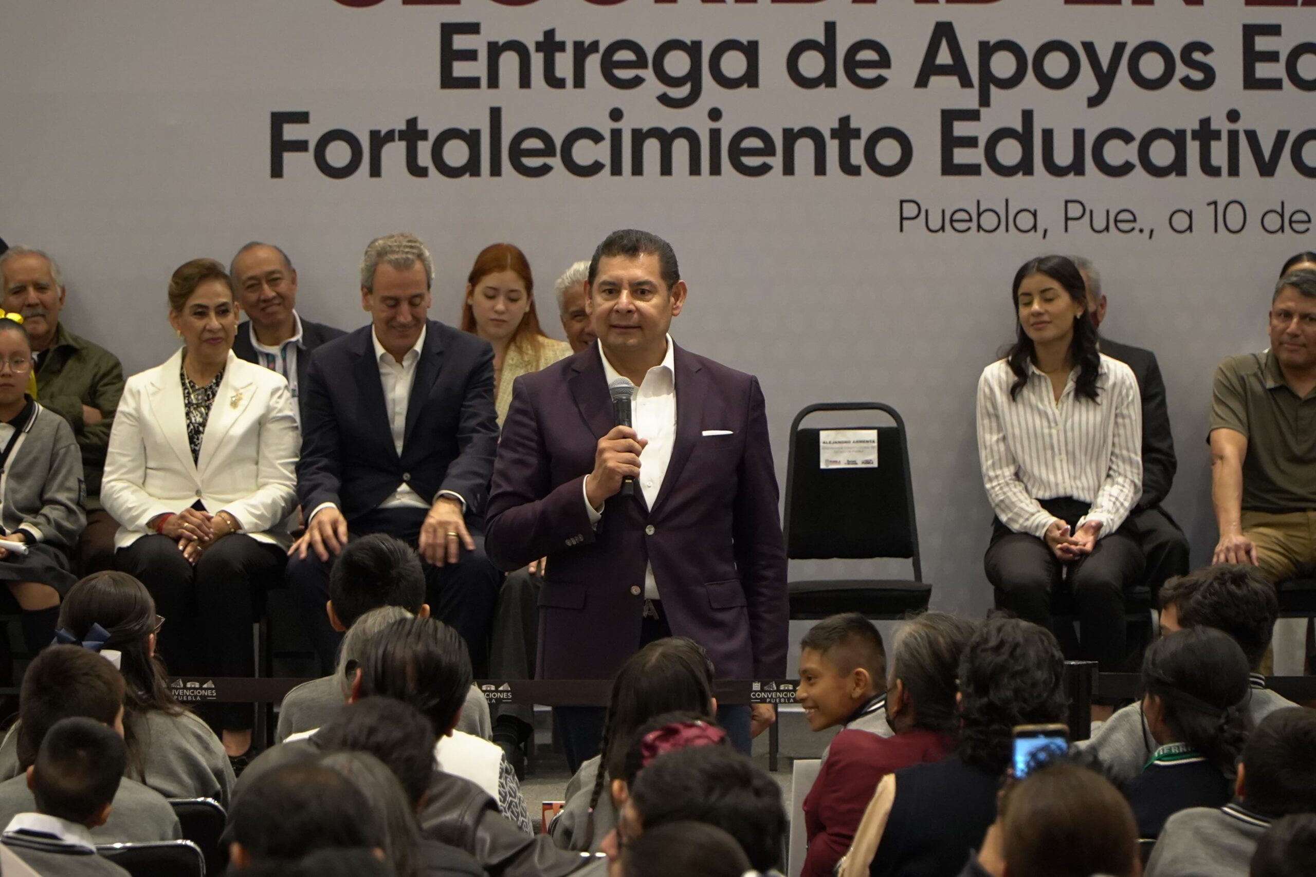 Armenta entrega apoyos escolares a niñas y niños