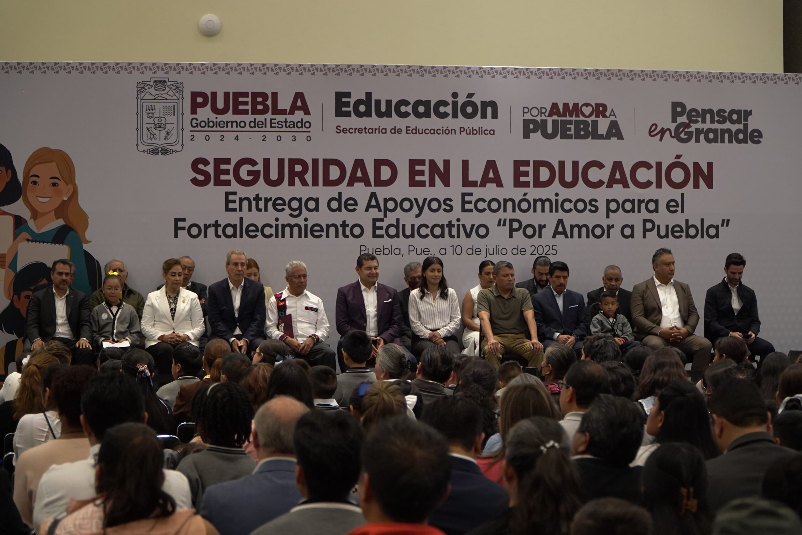 Armenta entrega apoyos escolares a niñas y niños