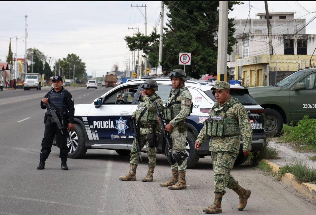 Autoridades aseguran pipas y detienen a presuntos huachicoleros en Coronango Militares