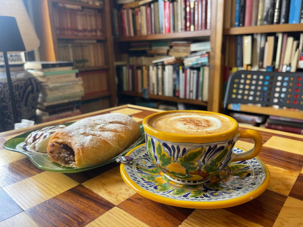 El Nido, cafebrería con libros y café en Cholula