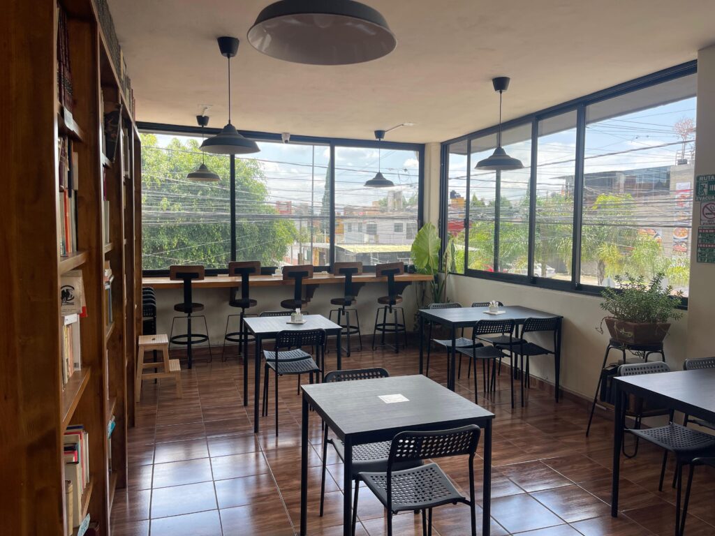 El Nido, cafebrería con libros y café en Cholula
