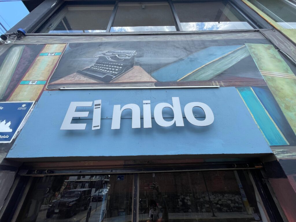 El Nido, cafebrería con libros y café en Cholula