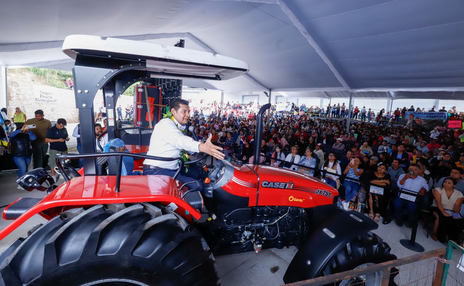 Armenta entrega insumos y equipos a más de 2 mil productores agrícolas de Teziutlán y Tlatlauquitepec