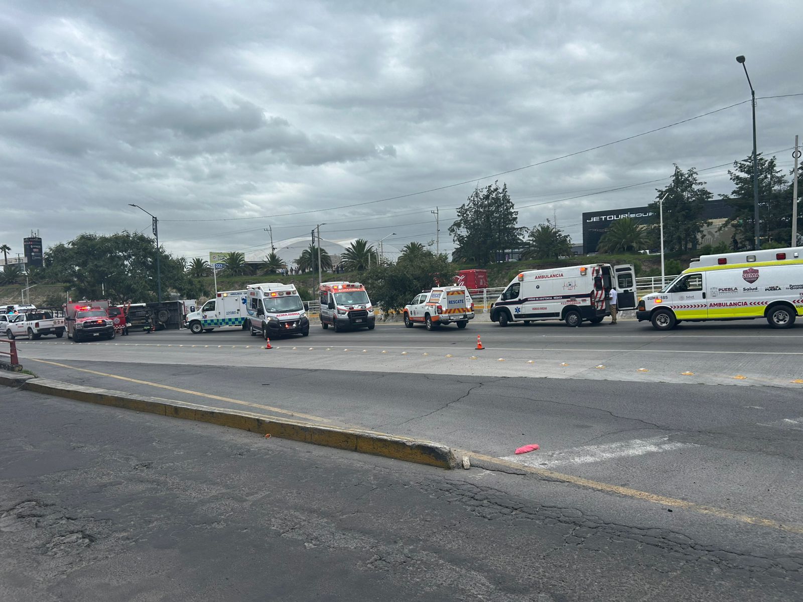 Atiende Gobierno de Puebla volcadura de ambulancia en Periférico Ecológico