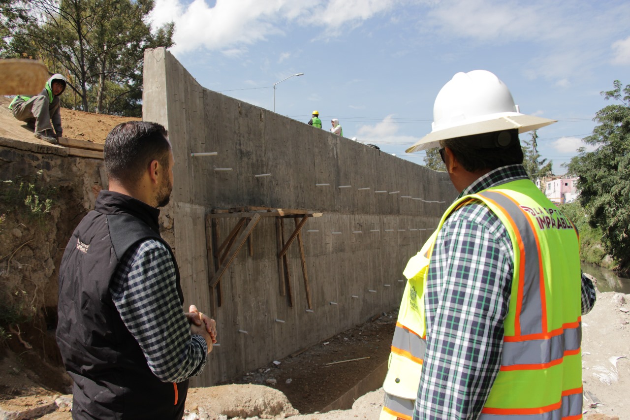 Ayuntamiento construye muro preventivo a un costado del Río Alseseca trabajadores