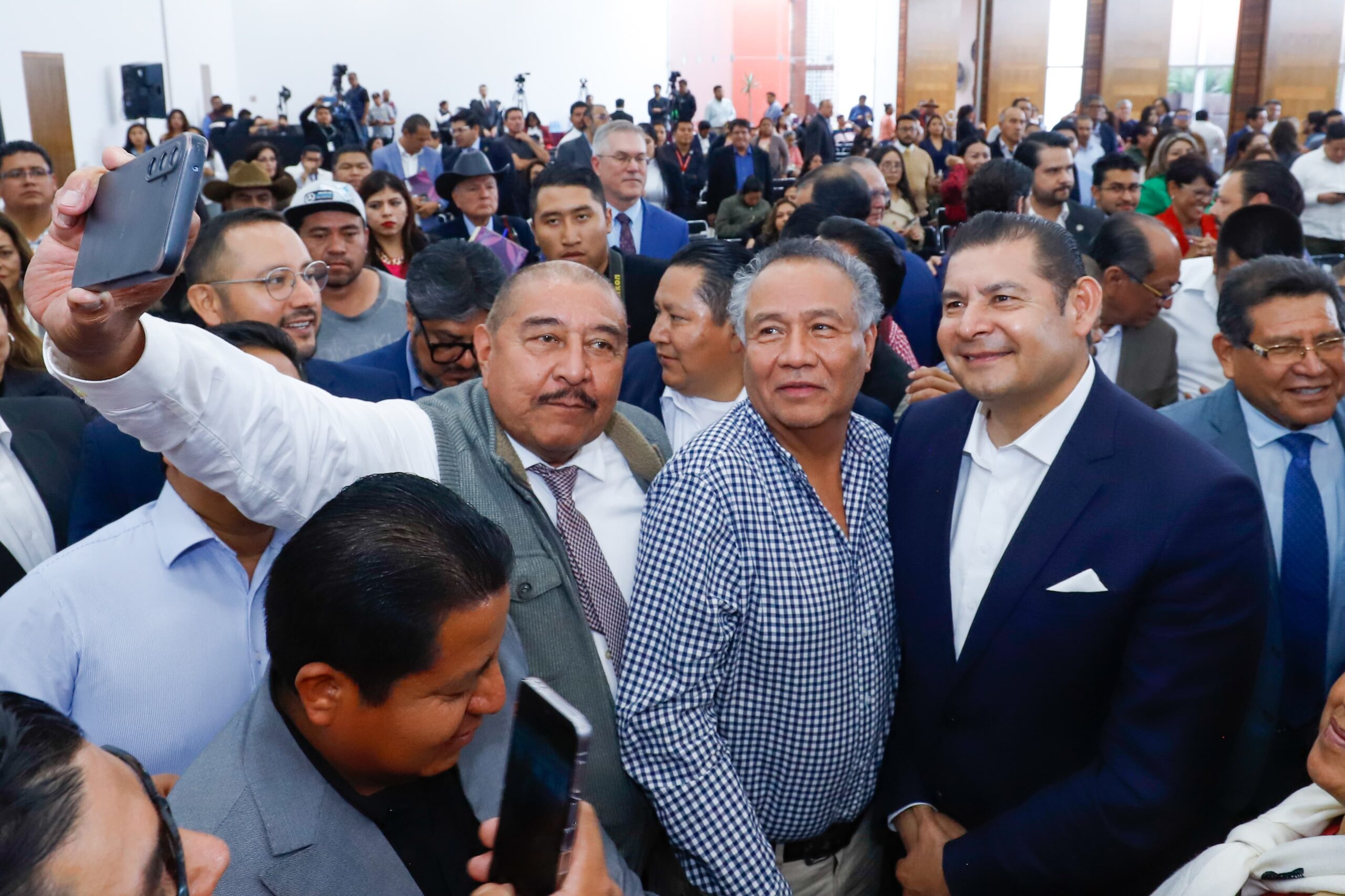Gobierno de Puebla refuerza apoyo legal y humanitario a los migrantes Armenta