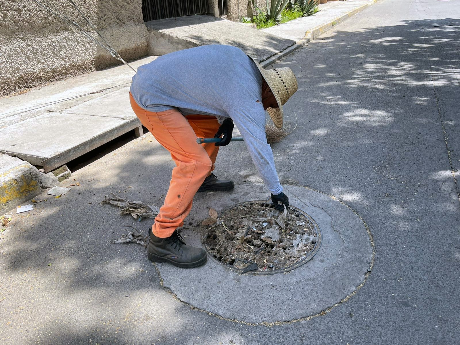 Gobierno refuerza limpieza de alcantarillas ante temporada de lluvias
